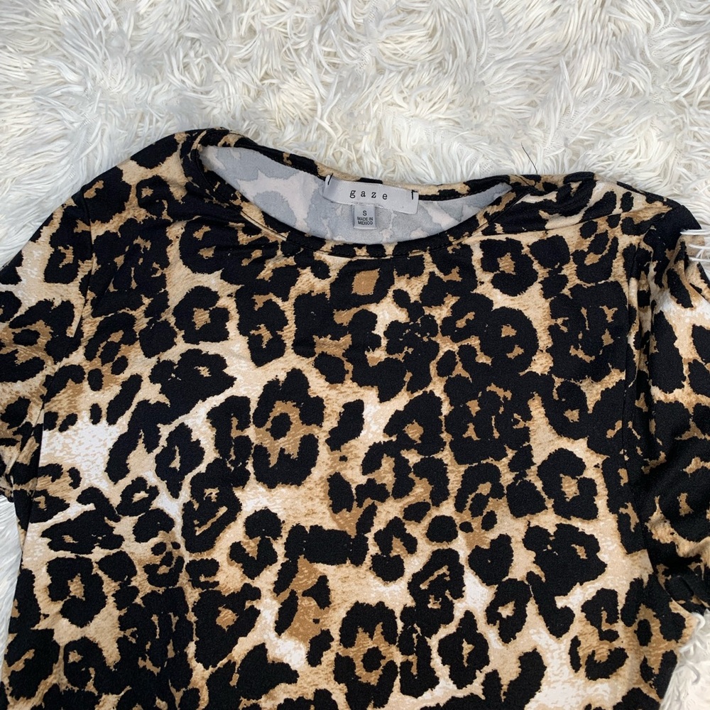 Leopard 🐆 stretchy material shirt  SIZE SMALL